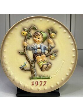 M.J. Hummel 1977 Annual Plate Apple Tree Boy 7th Edition By Goebel Germany